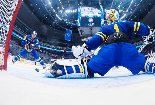 Sveriges Tobias Viklund och målvakt Henrik Karlsson