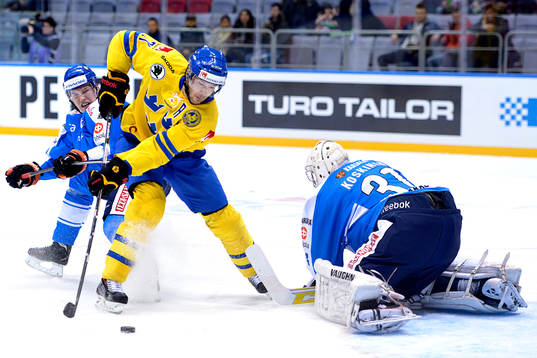 Sveriges Jimmie Ericsson kommer fri mot Finlands  målvakt