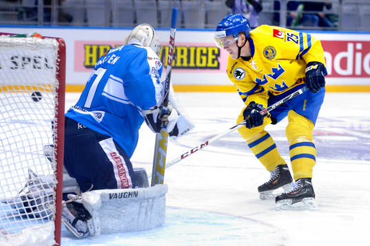 Sveriges Andreas Engqvist gör 1-0 bakom Finlands målvak