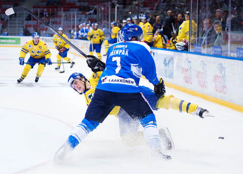 Sveriges Marcus Paulsson blir tacklad av Finlands Mikko