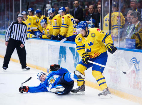 Finlands Jere Sallinen faller i en närkamp med Sveriges