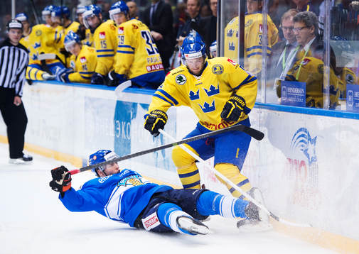 Finlands Jere Sallinen faller i en närkamp med Sveriges