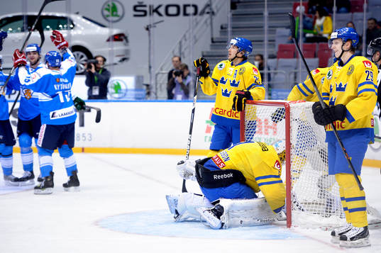 Sveriges målvakt Henrik Karlsso, Jimmie Ericsson och John