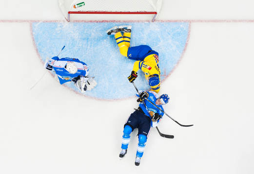 Finlands målvakt Mikko Koskinen ser Atte Ohtamaa och