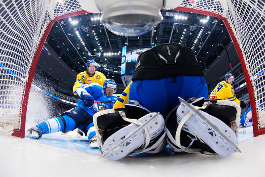 Sveriges Niclas Andersén trycker Finlands Janne Pesonen