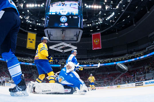 Sveriges Mattias Sjögren ser 3-2-pucken från Andreas