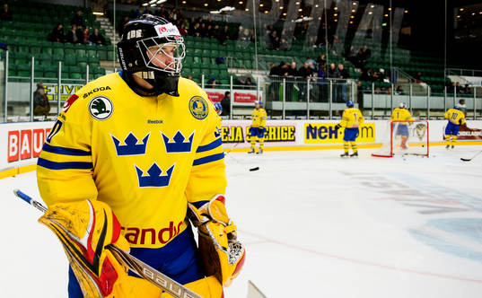 Sveriges målvakt Jonas Johansson innan träningsmatchen
