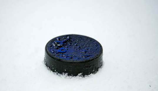 En puck på is innan träningsmatchen