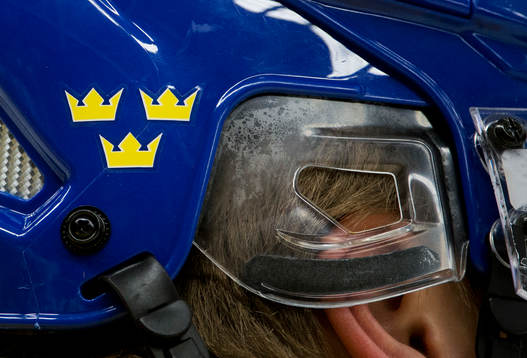 En hjälm med tre kronor på innan träningsmatchen