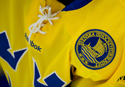 Svenska Ishockeyförbundets emblem på en matchtröja innan