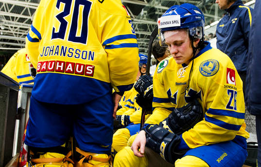 Sveriges Erik Karlsson får en tackling och utgår skadad