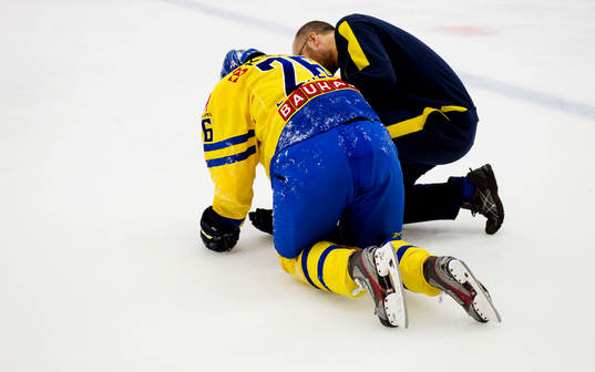 Sveriges Erik Karlsson får en tackling och utgår skadad