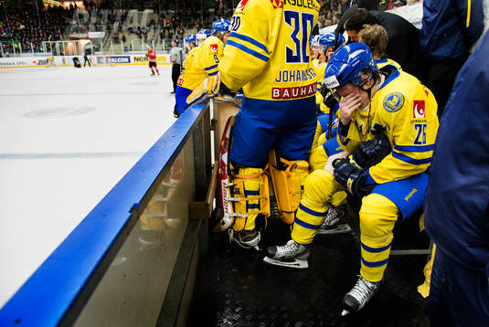 Sveriges Erik Karlsson får en tackling och utgår skadad