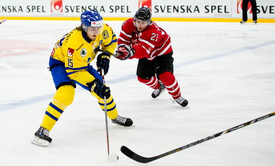 Sveriges Sebastian Collberg  hakas av Kanadas Scott Laughton