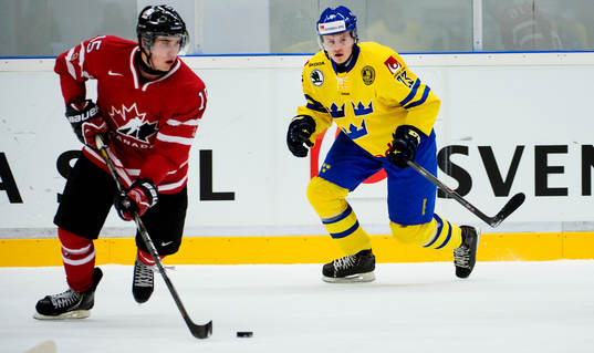 Kanadas Derrick Pouliot och Sveriges Nick Sörensen