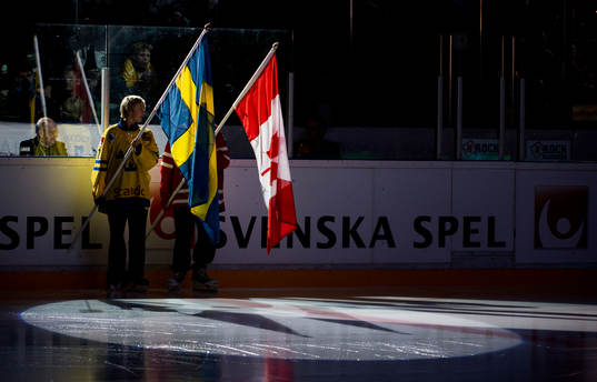 Sveriges och Kanadas flaggor innan träningsmatchen