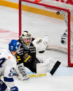 s målvakt Daniel Larsson