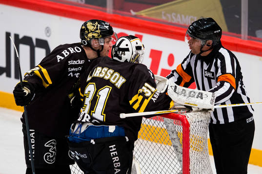 s Fredrik Hynning och målvakt Daniel Larsson samtalar med