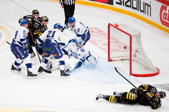 s Teemu Ramstedt trycker in reduceringsmålet 2-1 bakom