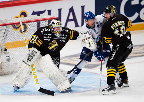 s målvakt Daniel Larsson trycker bort Leksands Jacob