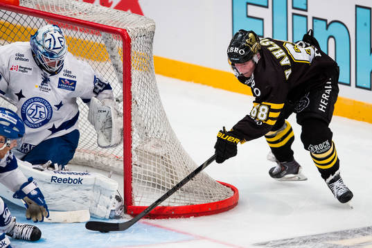 s Victor Ahlström med en målchans mot Leksands målvakt