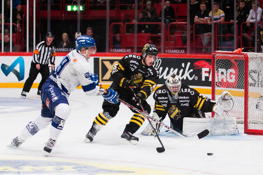 s Jonathan Andersson tar bort pucken från Leksands