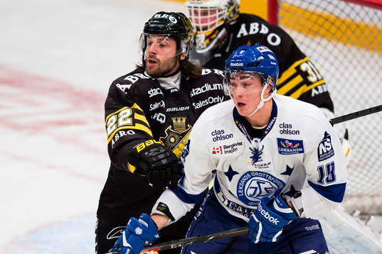 s Daniel Josefsson håller undan Leksands Tobias Forsberg