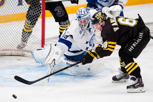 s Victor Ahlström med en målchans framför Leksands
