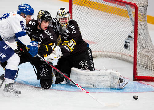 s Jonathan Andersson framför AIK:s målvakt Daniel Larsson
