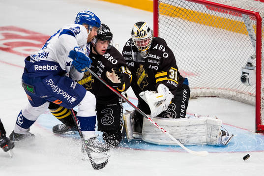 s Jonathan Andersson framför AIK:s målvakt Daniel Larsson