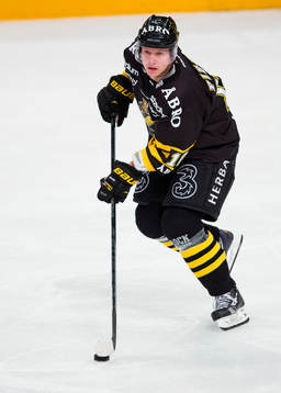 s Esa Pirnes med pucken