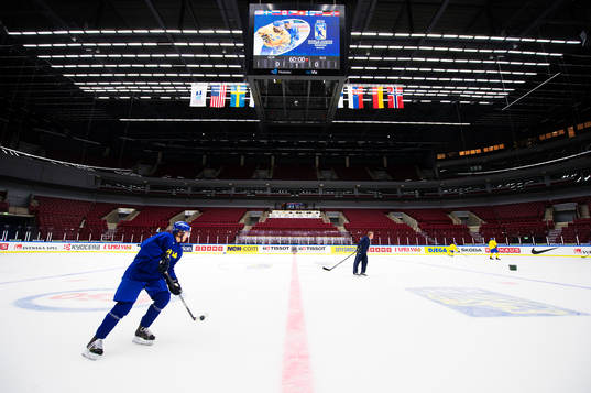 Bläddra bland fler bilder av Ishockey, JVM, värmning Sverige