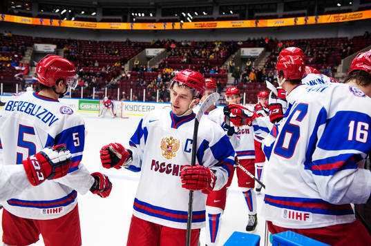 Rysslands Anton Slepyshev gratuleras till sitt 0-8-mål