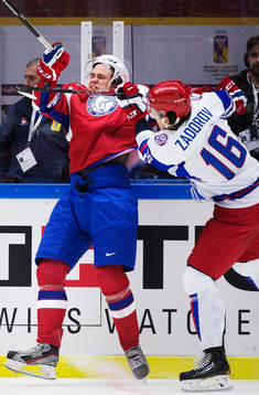 Norges Martin Vaakanainen blir tacklad av Rysslands Nikita