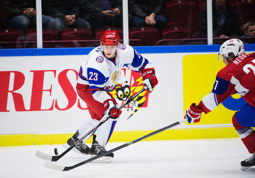 Rysslands Valentin Zykov passar pucken
