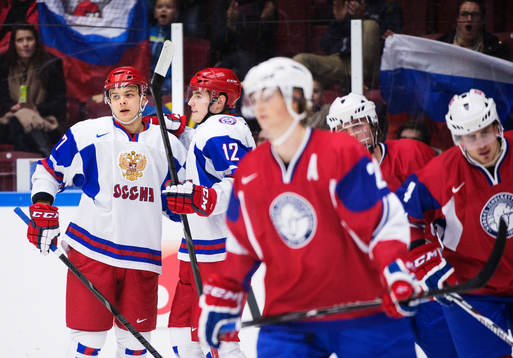 Rysslands Vadim Khlopotov och Ivan Barbashev jublar