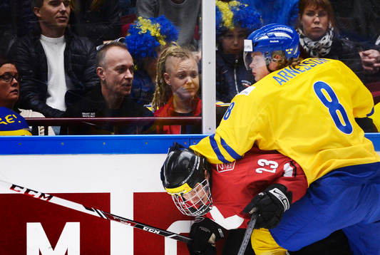 Schweiz Kevin Fiala tacklas av Sveriges Linus Arnesson