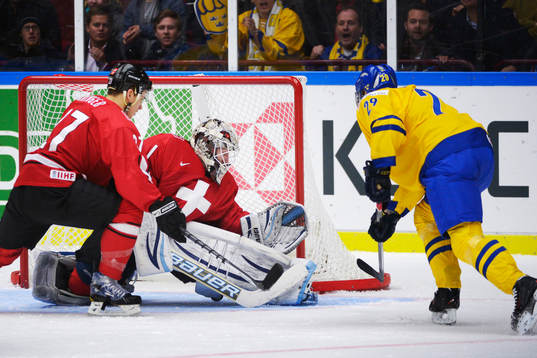 Sveriges Oskar Sundqvist skjuter in 2-3 bakom Schweiz