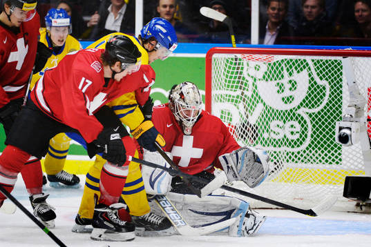 Schweiz Lukas Sieber och målvakt Melvin Nyffeler ser till