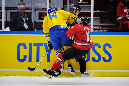 Sveriges Robert Hagg tacklar Schweiz Julian Schmutz