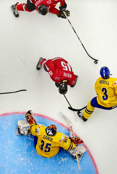 Schweiz Sandro Zangger skjuter in 1-0 bakom Sveriges