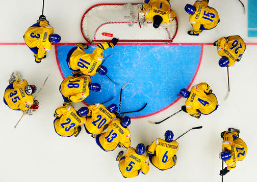 Sveriges lag samlas innan ishockeymatchen i JVM mellan