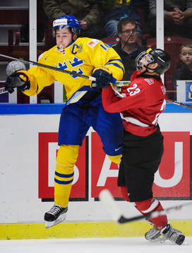 Sveriges Filip Forsberg och Schweiz Kevin Fiala tacklas