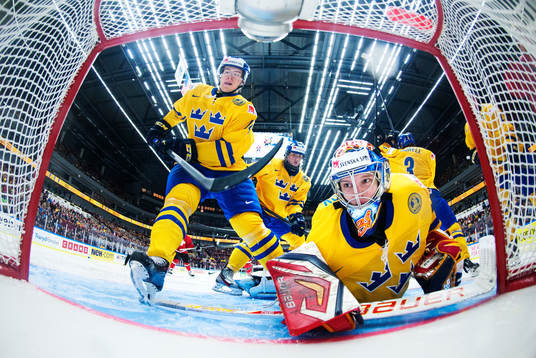Sveriges Robert Hägg, Anton Karlsson och målvakt Oscar