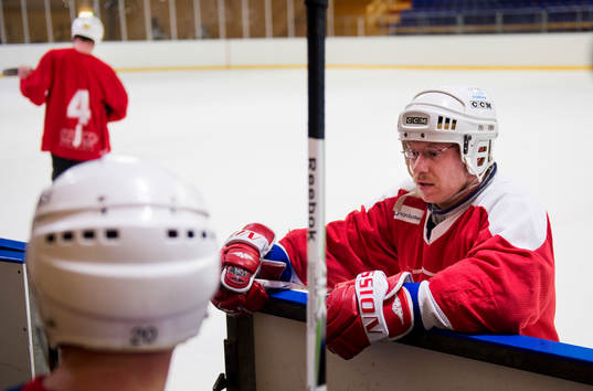 Ett kompisgäng spelar ishockey på skoj i Ånäshallen