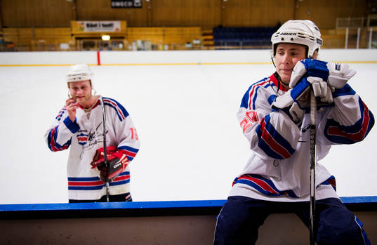 Ett kompisgäng spelar ishockey på skoj i Ånäshallen