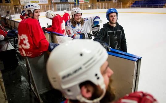 Ett kompisgäng spelar ishockey på skoj i Ånäshallen