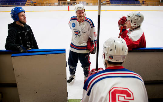 Ett kompisgäng spelar ishockey på skoj i Ånäshallen
