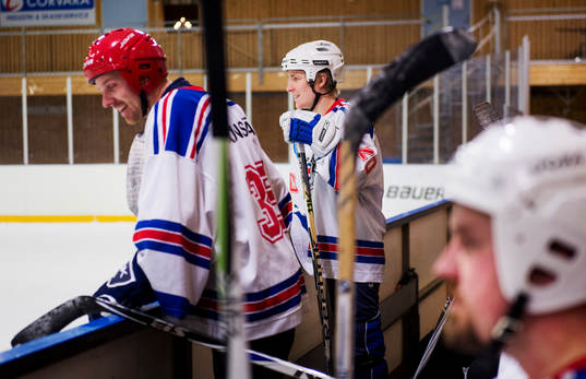 Ett kompisgäng spelar ishockey på skoj i Ånäshallen
