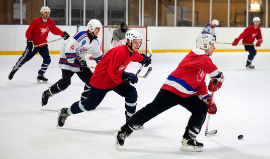 Ett kompisgäng spelar ishockey på skoj i Ånäshallen
